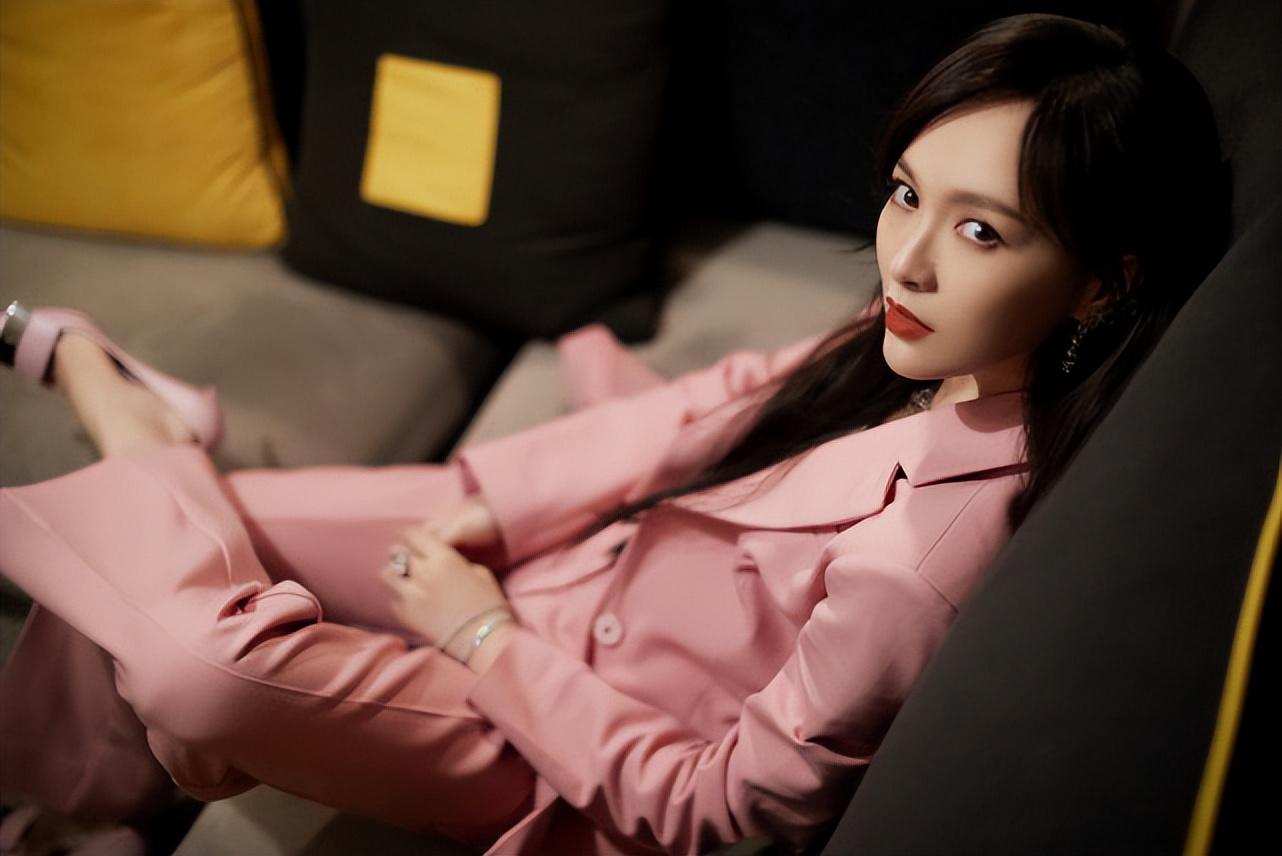 唐嫣停工近三个月终于复工，穿露背婚纱展优越肩颈线，优雅动人