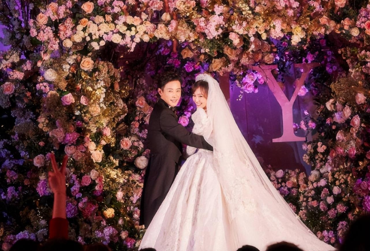 唐嫣停工近三个月终于复工，穿露背婚纱展优越肩颈线，优雅动人