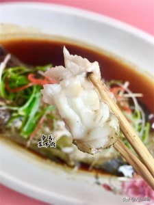 ​清蒸石斑鱼，用冷水还是热水蒸？大厨教你专业做法，鱼肉鲜嫩多汁