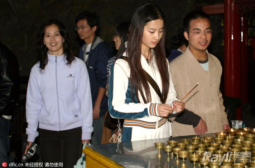 刘亦菲是男是女揭真相变性前后照片对比刘亦菲陈金飞真实关系揭秘