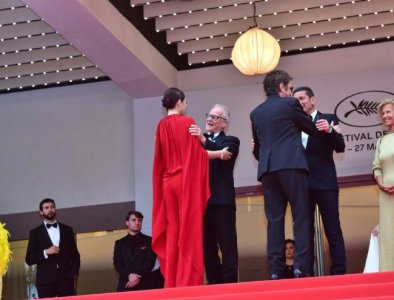 ​57岁巩俐红色裤装亮相戛纳红毯 与老公大方秀恩爱