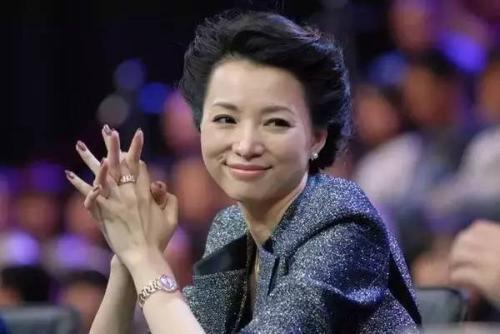 44岁董卿全家近照，富豪老公出身农村，对继子视如己出！