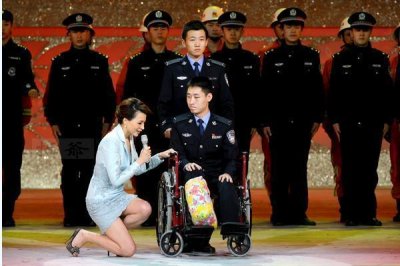 ​44岁董卿全家近照，富豪老公出身农村，对继子视如己出！