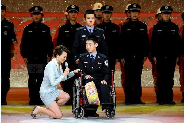 44岁董卿全家近照，富豪老公出身农村，对继子视如己出！