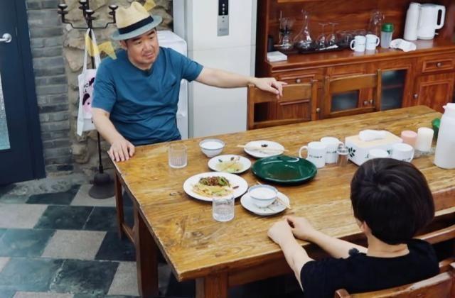 陈意涵老公撞脸黄海波,竟然不认识电话座机