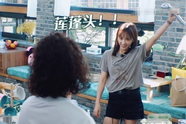 陈意涵老公撞脸黄海波,竟然不认识电话座机