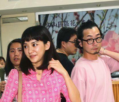 陈意涵老公撞脸黄海波,竟然不认识电话座机