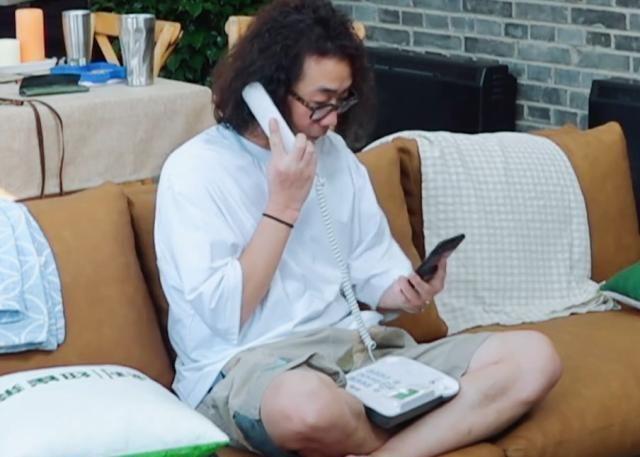 陈意涵老公撞脸黄海波,竟然不认识电话座机