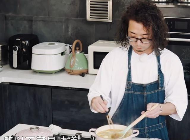 陈意涵老公撞脸黄海波,竟然不认识电话座机