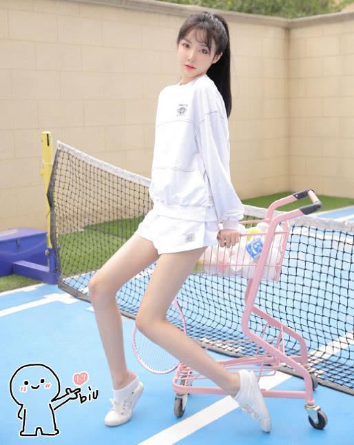 “女装大佬”艾比与闺蜜自拍，意外暴露男性特征，宅男：失恋了