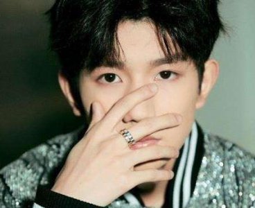 ​王源抽烟，是因为压力太大借此缓解，还是被圈内人所影响？