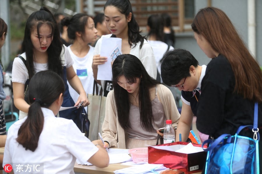 南艺新生报到：古典美人侧颜温婉秀气，素颜女神一瞥惊艳岁月