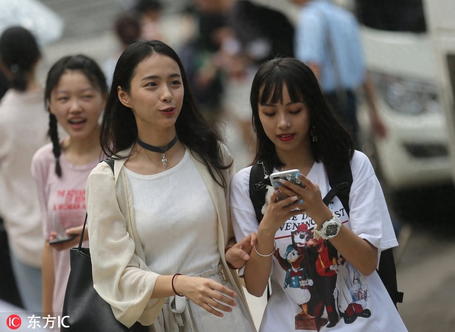 南艺新生报到：古典美人侧颜温婉秀气，素颜女神一瞥惊艳岁月