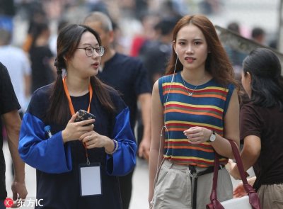 ​南艺新生报到：古典美人侧颜温婉秀气，素颜女神一瞥惊艳岁月