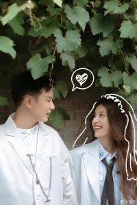 ​快女潘辰晒婚纱照官宣结婚 与老公甜蜜对视秀恩爱