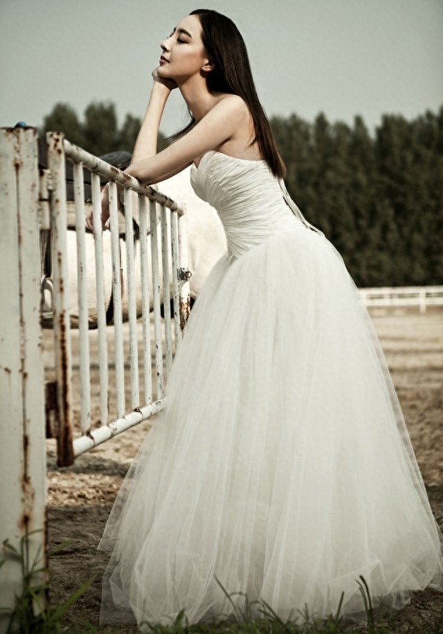 “梅超风”米露美丽纯白婚纱照，展现个性幸福写真