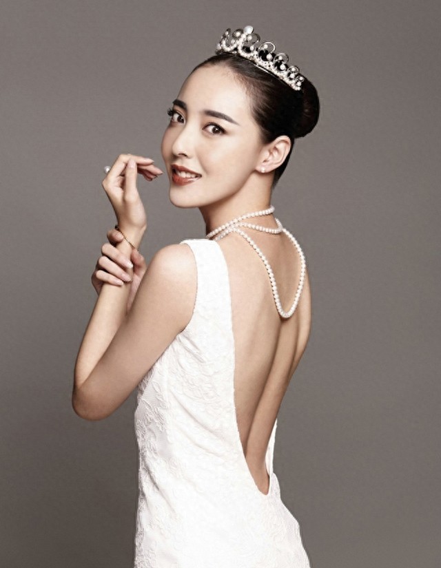 “梅超风”米露美丽纯白婚纱照，展现个性幸福写真