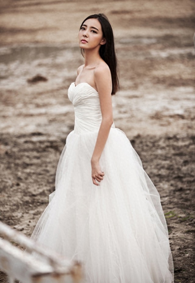 “梅超风”米露美丽纯白婚纱照，展现个性幸福写真
