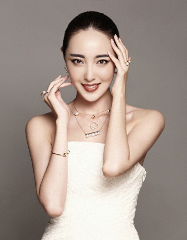 “梅超风”米露美丽纯白婚纱照，展现个性幸福写真