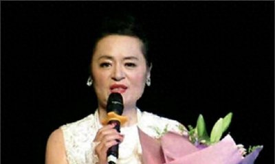 ​曾红过毛阿敏，提携过周立波，却被家人打成重伤，惨到当保姆生活