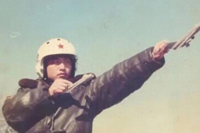 ​王伟牺牲24年，妻子仍拒绝改嫁，儿子成海军军官，今已服役8年