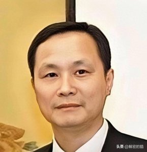 ​2003年蔡小洪陪领导去深圳，在海关口上来两人，他急忙给妻打电话