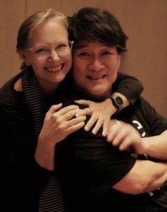 ​周华健与62岁外籍妻子康粹兰罕见同框，似母子而非夫妻