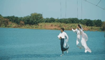 ​拥后宫“三十六房”？被张国荣叫干爹，52岁娶22岁娇妻，他是谁？