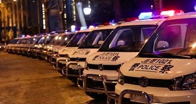 ​为什么警车出动时，要不断鸣笛呢？难道不怕嫌犯闻声而逃吗？