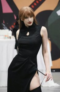 ​卡琳娜：时尚之都的璀璨明星，她的时尚秘密让你惊艳不已！