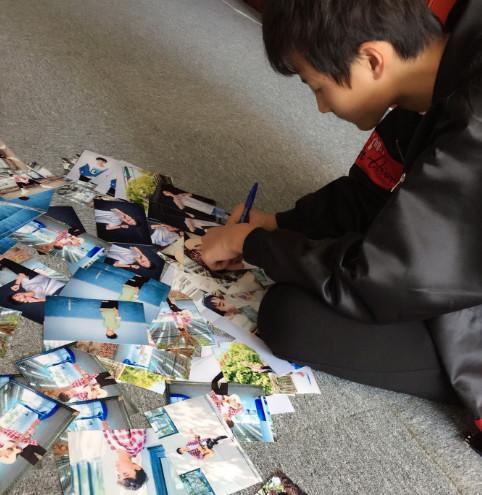 还记得那个《变形计》里的暴走少年么?他也要出道了!