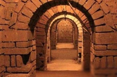 ​皇太极墓穴被一只狐狸意外引出，专家进入墓室后，立即撤退