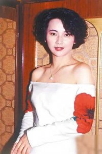 ​胡慧中算不算顶级大美女？看她和刘晓庆等人的照片就有答案了感谢