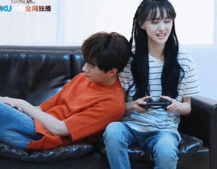 杨洋发软趴郑爽身上,郑爽的表情亮了,网友:身体很诚实!