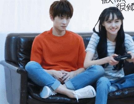 杨洋发软趴郑爽身上,郑爽的表情亮了,网友:身体很诚实!