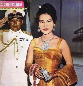 ​诗丽吉王后气场太强!盛装出席独自走红毯,美智子跟随像个丫环