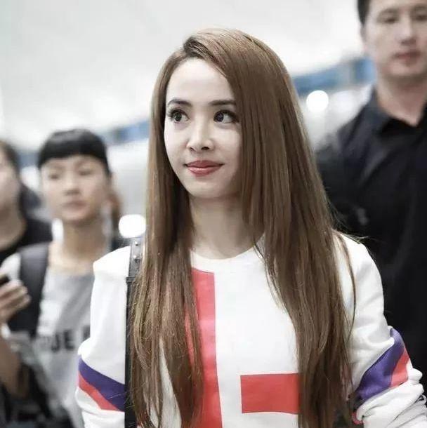 蔡依林被传与阿信热恋,现身机场心情大好,装扮活力十足