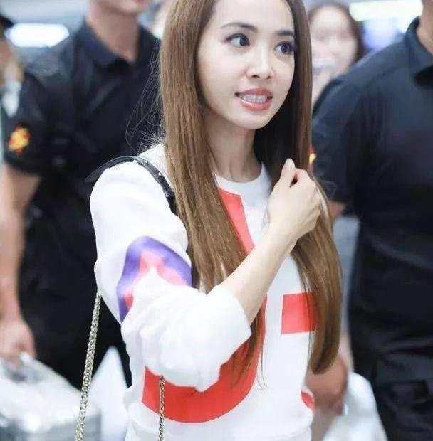 蔡依林被传与阿信热恋,现身机场心情大好,装扮活力十足