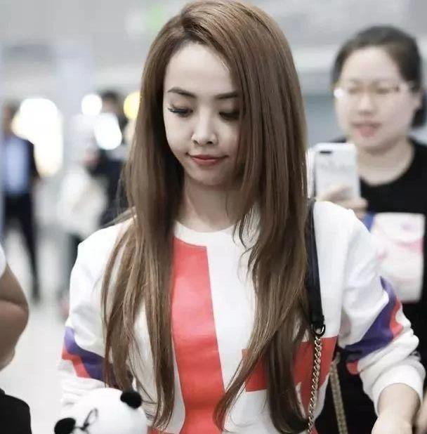 蔡依林被传与阿信热恋,现身机场心情大好,装扮活力十足