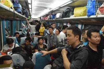 ​火车卧铺实行男女混住，为何不是男女分车厢，存在哪些安全隐患？