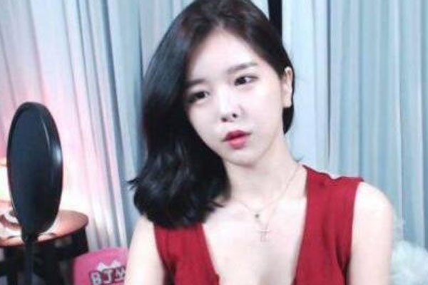 尹素婉大尺度热舞42秒 王校长花重金挖过来的女主播