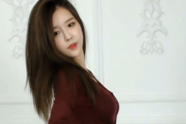 尹素婉大尺度热舞42秒 王校长花重金挖过来的女主播