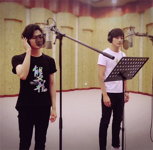 高泰宇黄靖翔美颜CP携手录歌