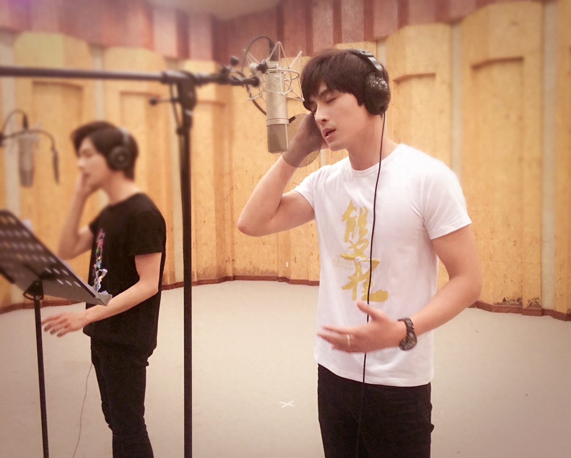 高泰宇黄靖翔美颜CP携手录歌