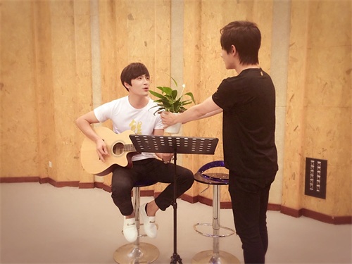 高泰宇黄靖翔美颜CP携手录歌