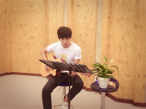 高泰宇黄靖翔美颜CP携手录歌