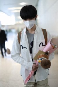 ​宋继扬现身机场，“小奶扬”放送手控福利，大长腿也很可以！