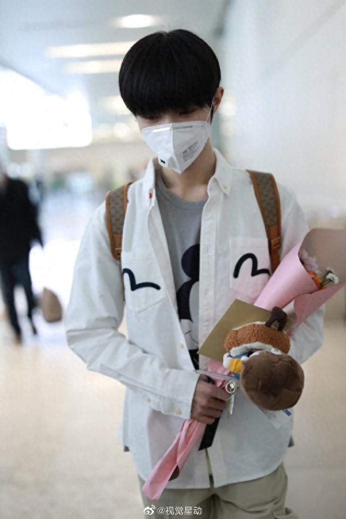 宋继扬现身机场,“小奶扬”放送手控福利,大长腿也很可以!