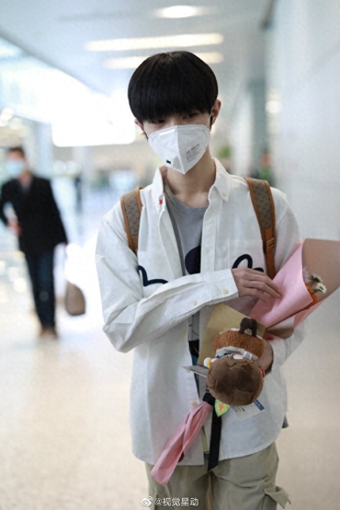 宋继扬现身机场,“小奶扬”放送手控福利,大长腿也很可以!