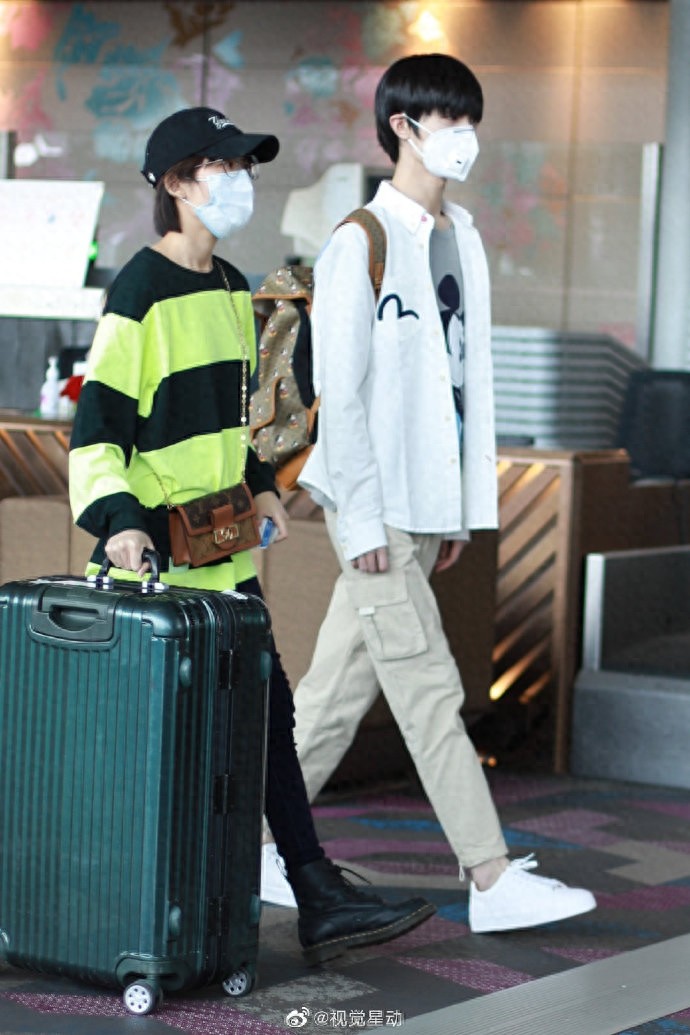 宋继扬现身机场,“小奶扬”放送手控福利,大长腿也很可以!